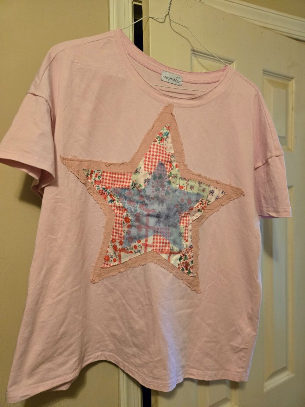 aapparella L pink tee with star applique, like new